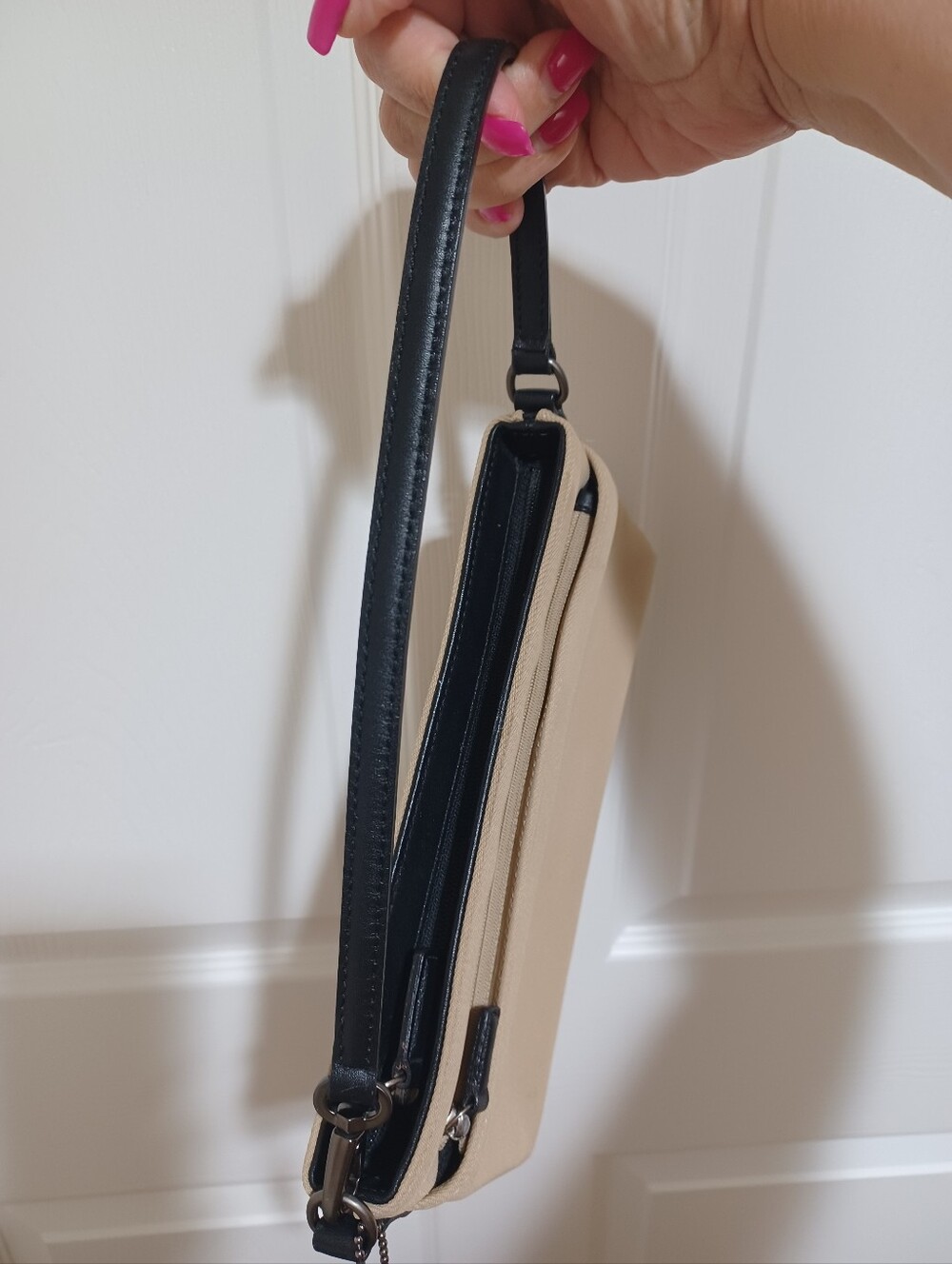 Coach Mercer Beige Shoulder Bag with Black Handle - Picture 5 of 9